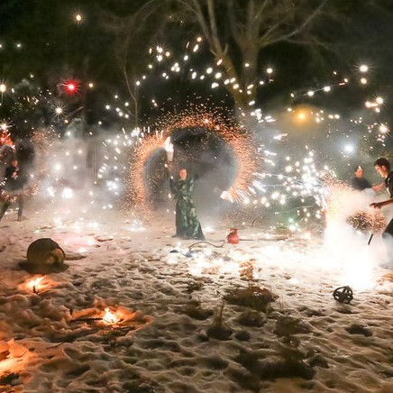 Фаерщик с реквизитом