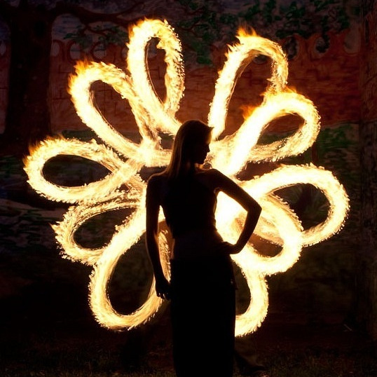 Артист фаер шоу с огнём